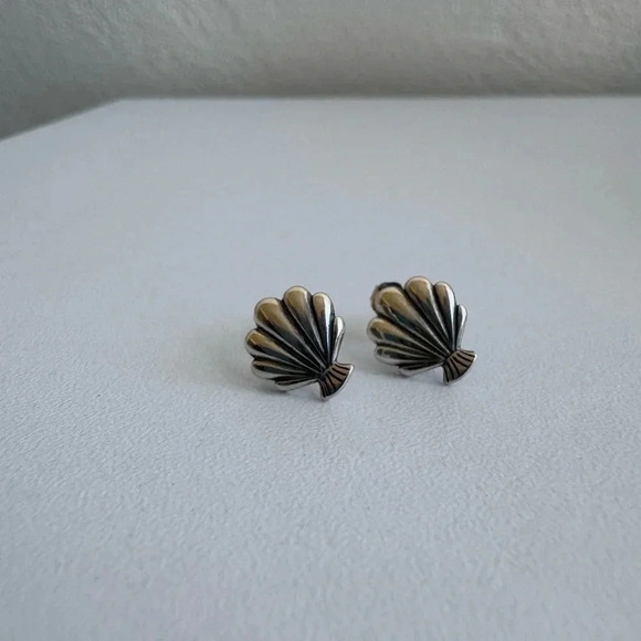925 Sterling Silver Sea Shell Earring Studs - Picture 2 of 6
